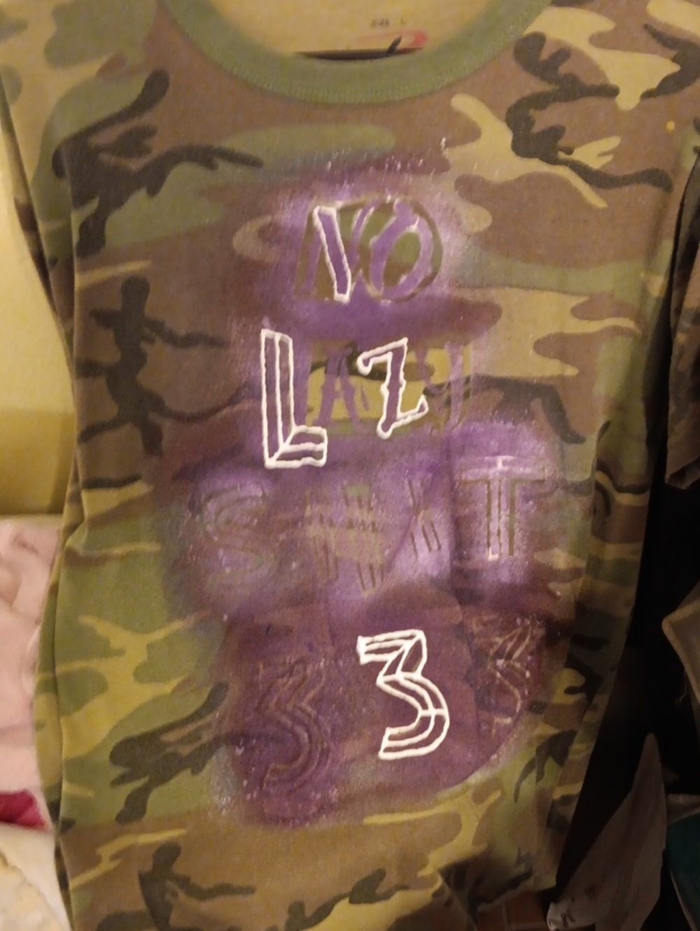 Mens Camo Graphic Tee with Purple Print Sz Large